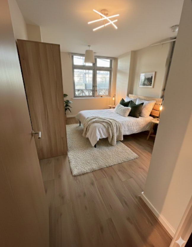 Spacious Double with Private Ensuite Main Photo