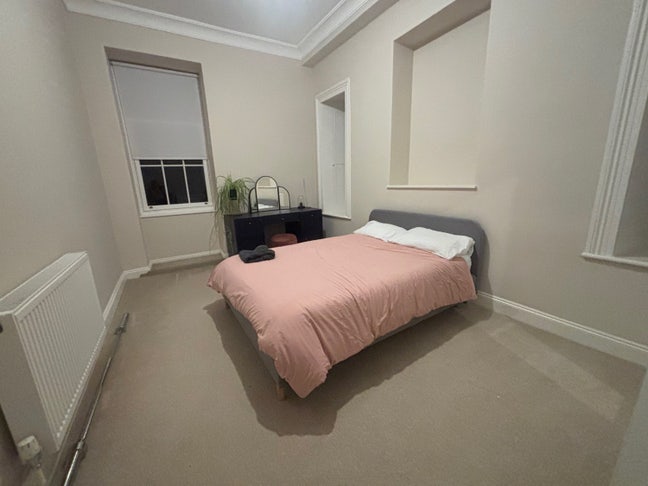 Large Double in Beautiful flat  Main Photo