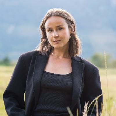 Professional 36 yo Female seeks a double room Main Photo