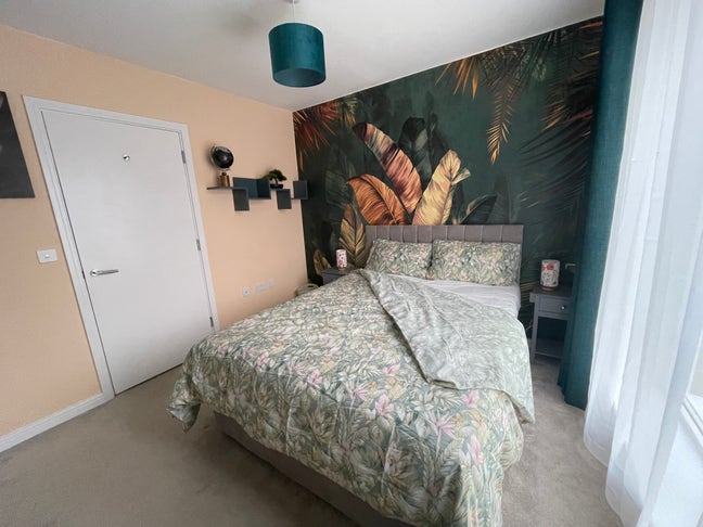 Lovely en-suite room to let in modern house Main Photo