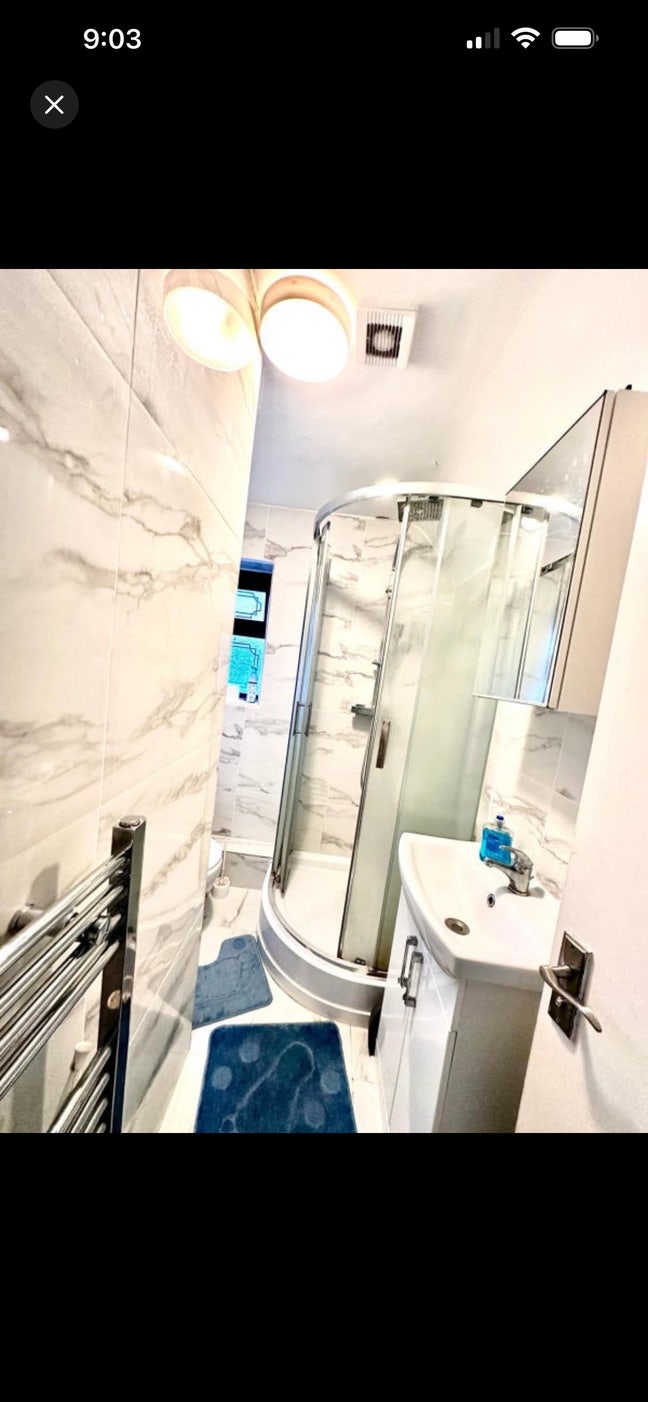 Room in a Shared House, 0.4 miles to Upney station Main Photo