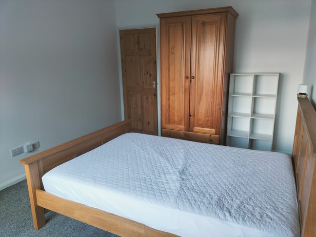 Large, ground-floor double room+separate bathroom Main Photo