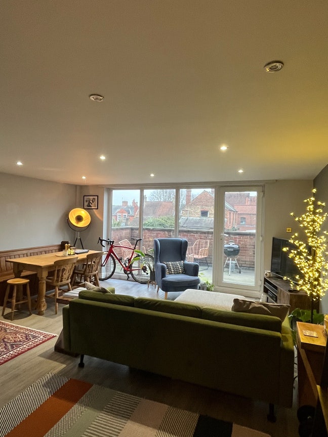 2 bed Bailgate flat with private parking & balcony Main Photo