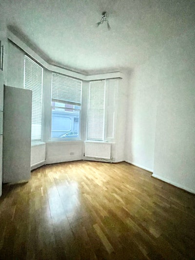 Double room in 2-bed flat Kensington Olympia Main Photo