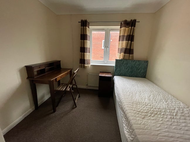 Sunny single Room in a Charming 3-Bed flat Main Photo