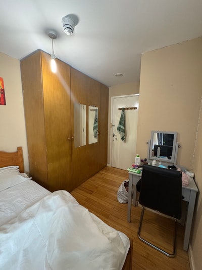 Room in a Clean, Friendly Home – Old Street Main Photo