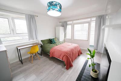 🏙️Airy E1 Room with Balcony | City Views Main Photo