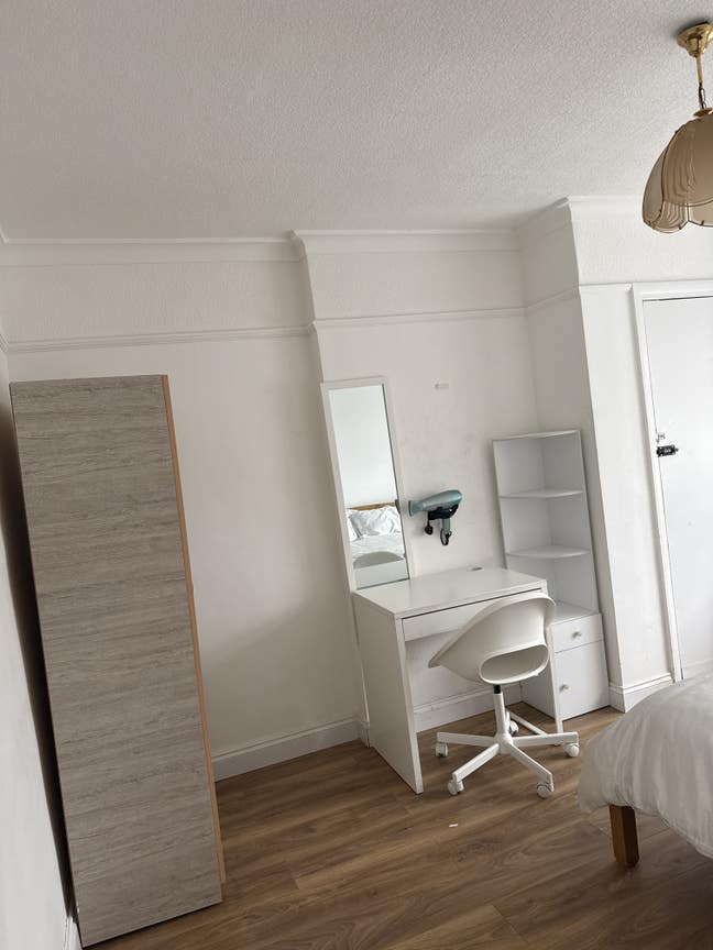 Bright Double Room in Quiet, Professional Househol Main Photo