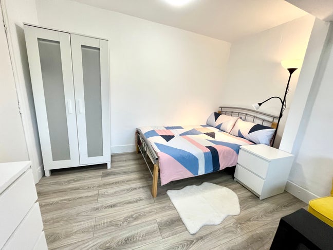 En-suite Room Available in Beeston Main Photo