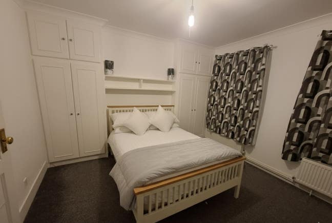 Master bedroom available in shared house. Main Photo