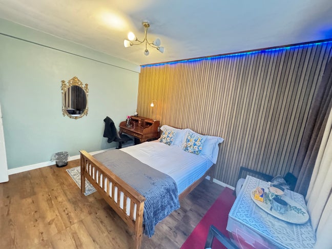 Bright & Spacious Double Room in a Calm, Friendly  Main Photo