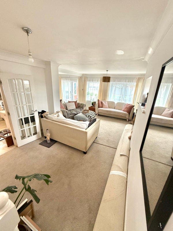 Double bedroom in Friendly home! Main Photo