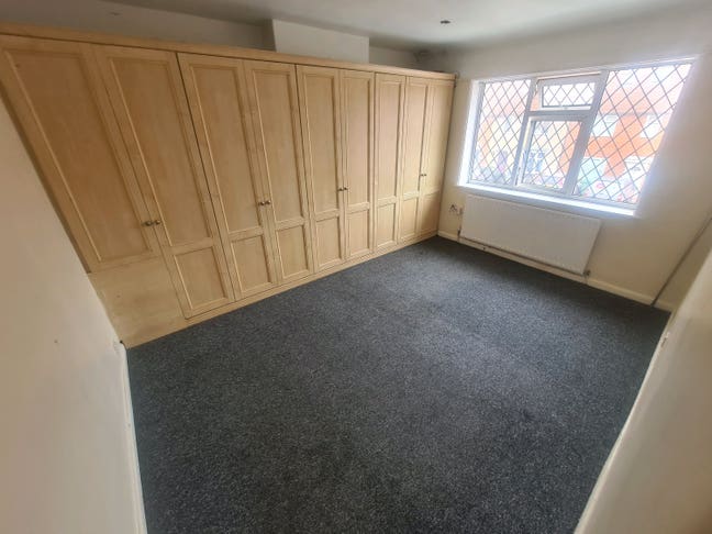 Spacious Room with All Bills.inc. in Sutton Main Photo
