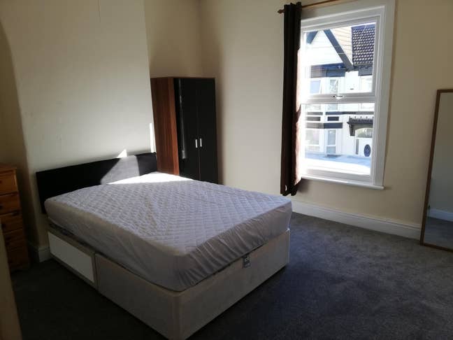 Double Room in Spacious 4-Bed House Share Main Photo
