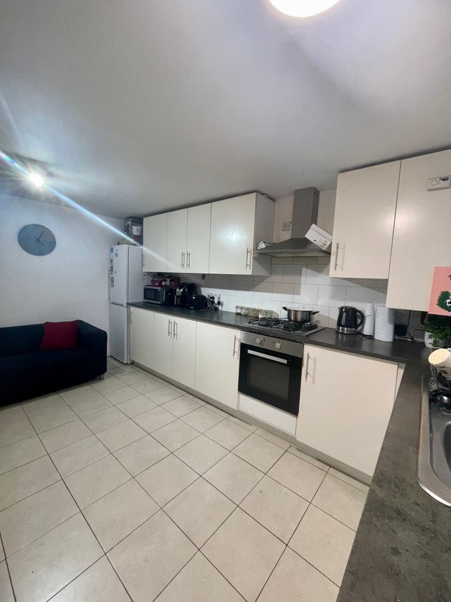 Small Room very close to city centre Main Photo