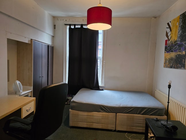 LS4 Double Room – Prime Location & Quiet House Main Photo