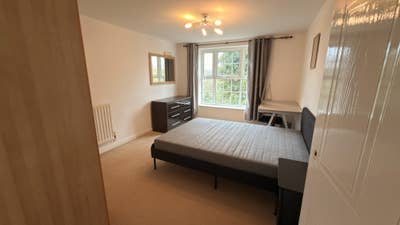 Spacious double room to rent   Main Photo