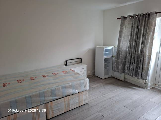  Bright  STUDIO Available  –  TW3 –  &pound;1100pcm Main Photo