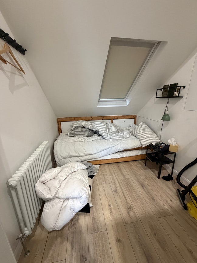 Spacious room in 3 bedroom modern flat Main Photo