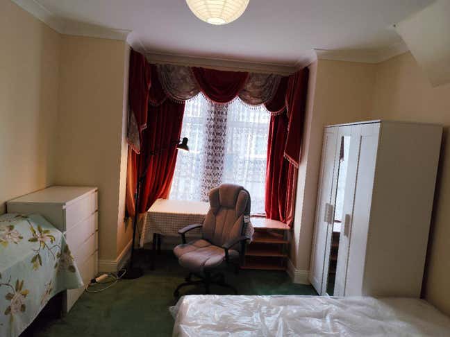 Big clean beautiful double 4 min.walk to East ham  Main Photo