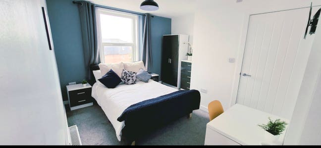 Large Double Ensuite Room With Desk  Main Photo