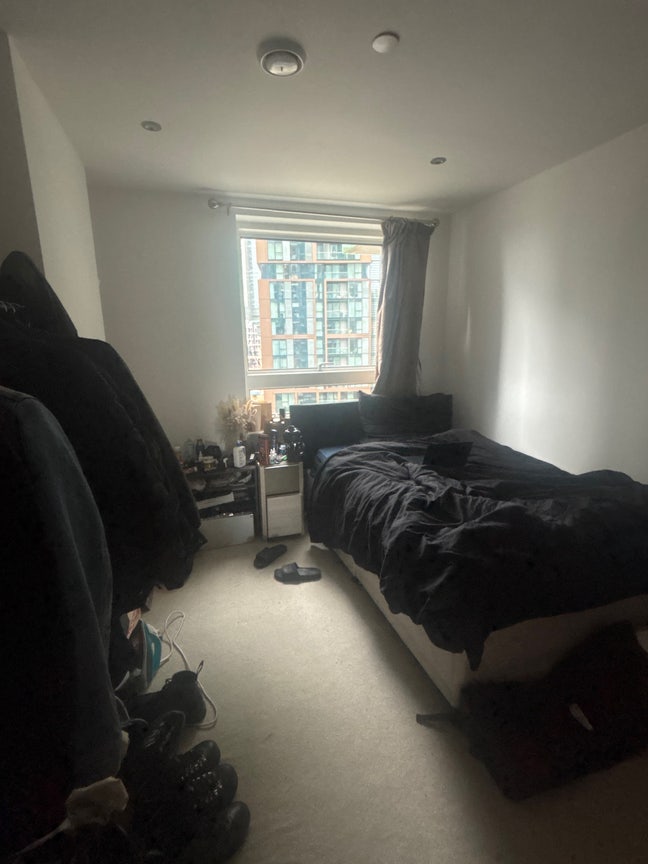 1 bedroom in a lovely 3 Bed Flat in South Quay Main Photo