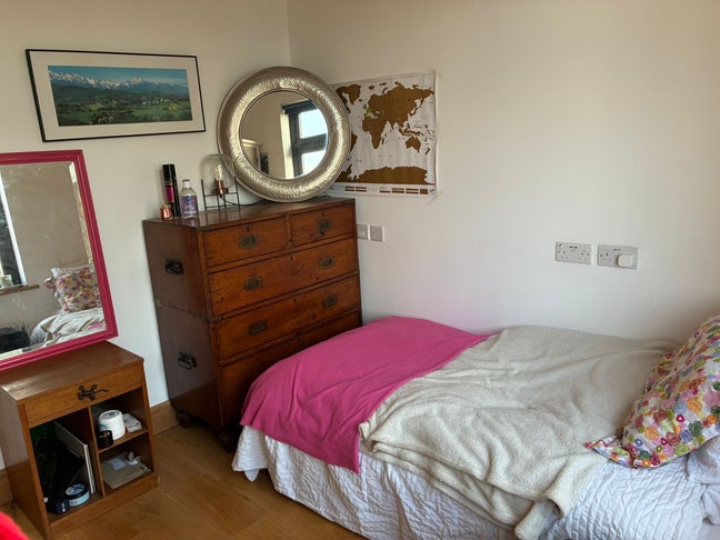 Single room with lots of storage.  Main Photo