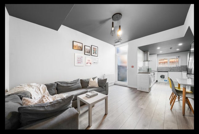 Double Room Available - Hannan Road   Main Photo