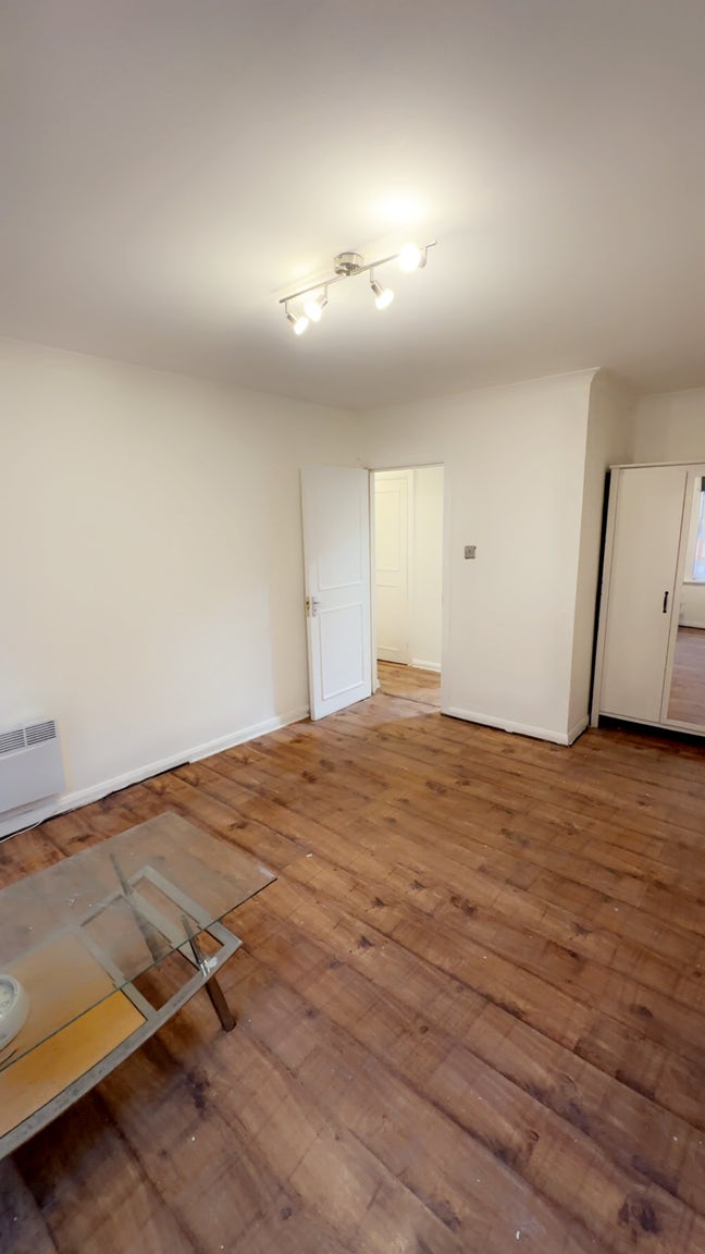 1 bedroom spacious flat just refurbished  Main Photo