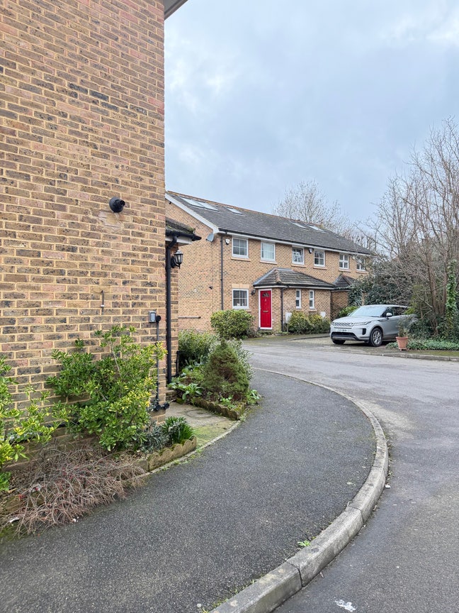 Bright Double Room in Stunning House Main Photo