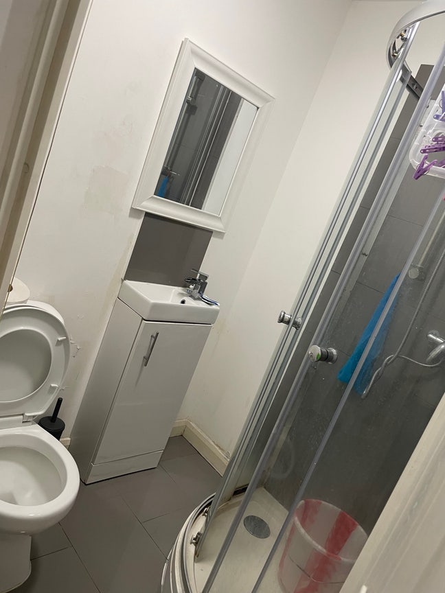 A single room available for renting at Coventry. Main Photo