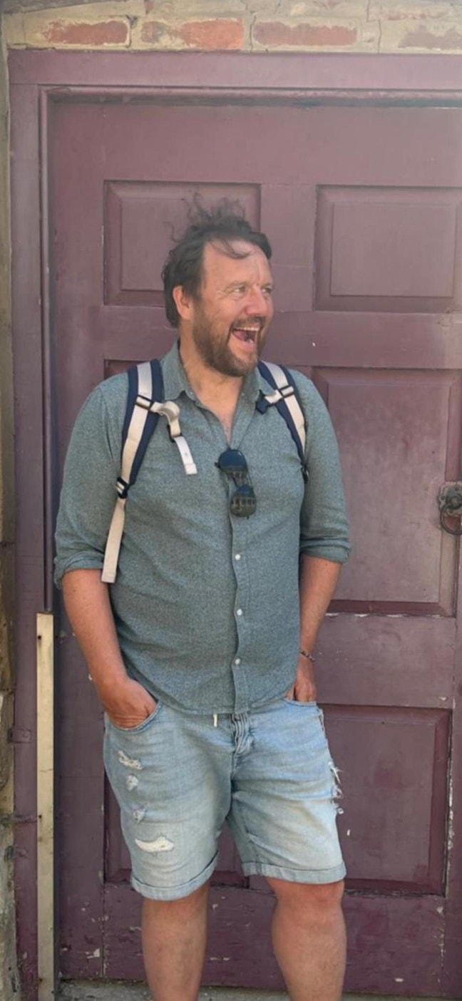 Male - looking to share/ or flat /studio Main Photo