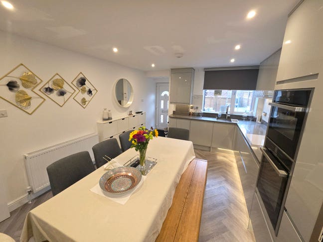 Stunning warm home for sharing  Main Photo