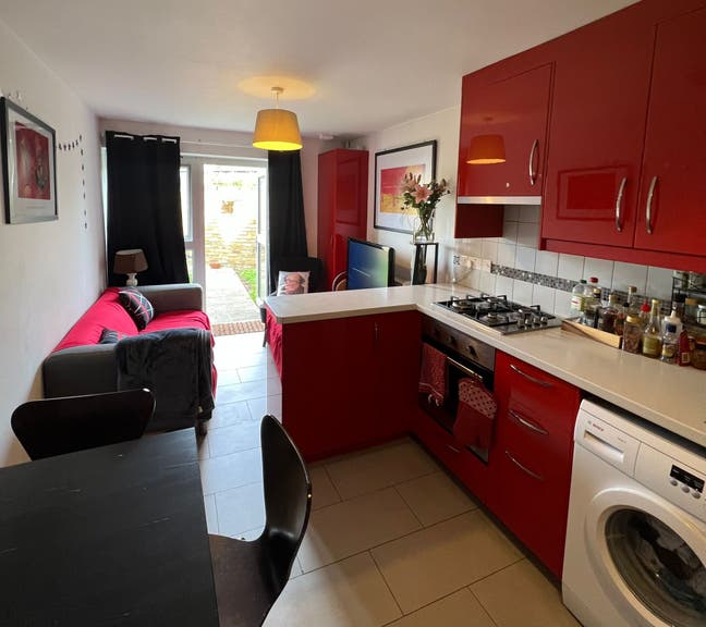  Newly Refurbished 3-Bedroom 2bath -with garden Main Photo