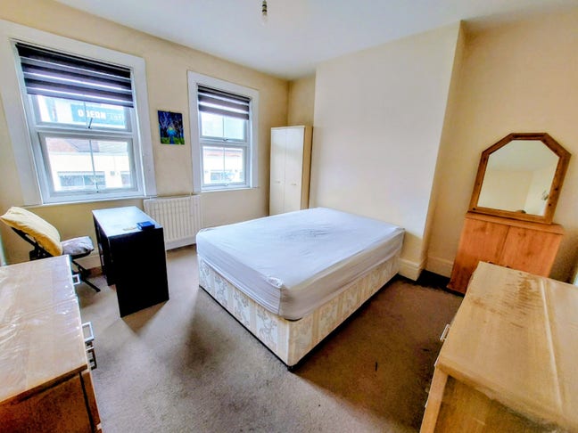 Large Double Room on Uxbridge High Street  Main Photo