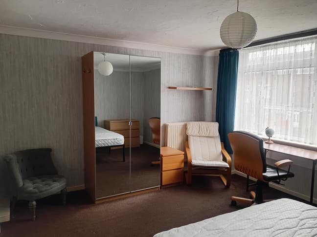 Very Large Room  Main Photo