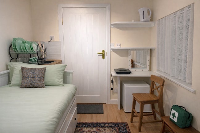 Private access studio flat with bills included Main Photo