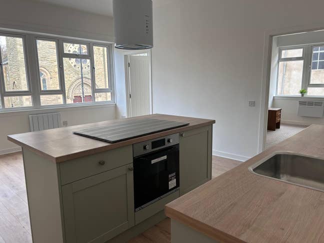 Fully Modernised two bedroom apartment  Main Photo