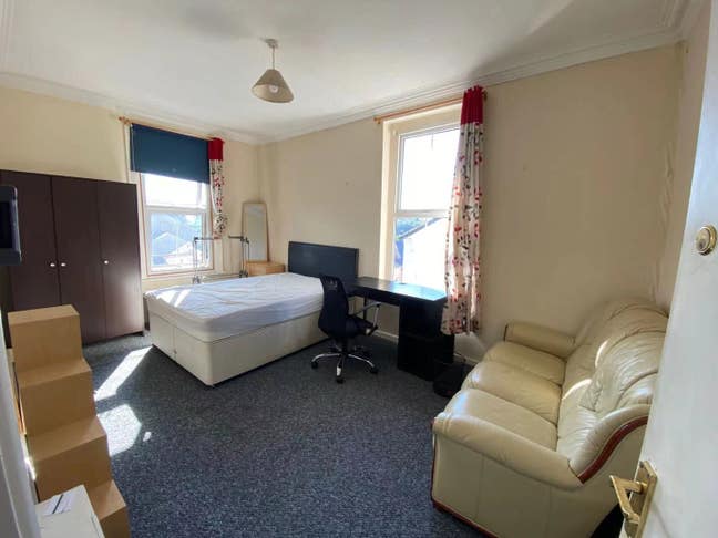 Double bed room to let Main Photo