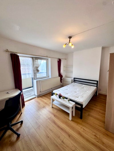Large Room with Balcony in Bethnal Green+Bill Incl Main Photo