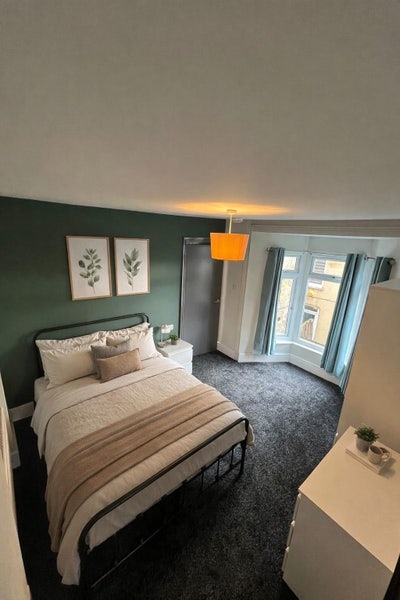 Brand new studio flat - no deposit!  Main Photo