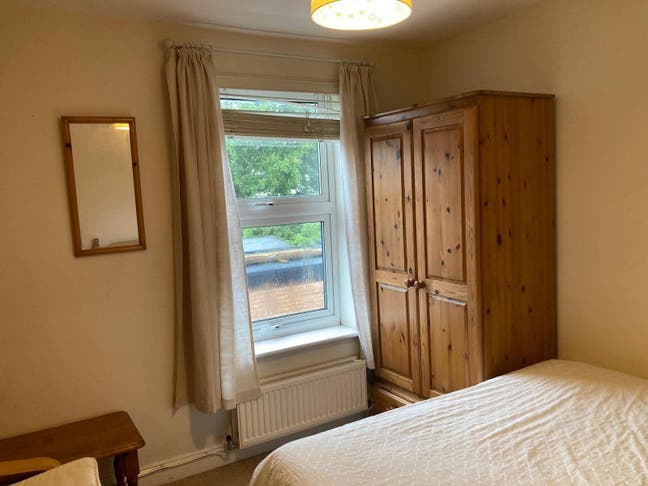 Small 2 bed house in quiet street near city centre Main Photo