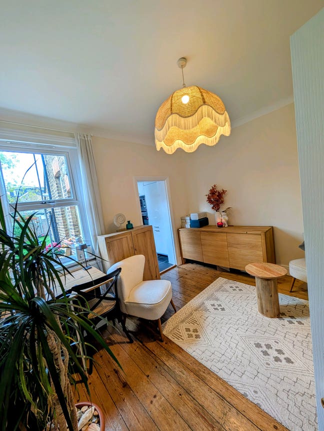 Lovely room,garden,Living Room, short or Long term Main Photo