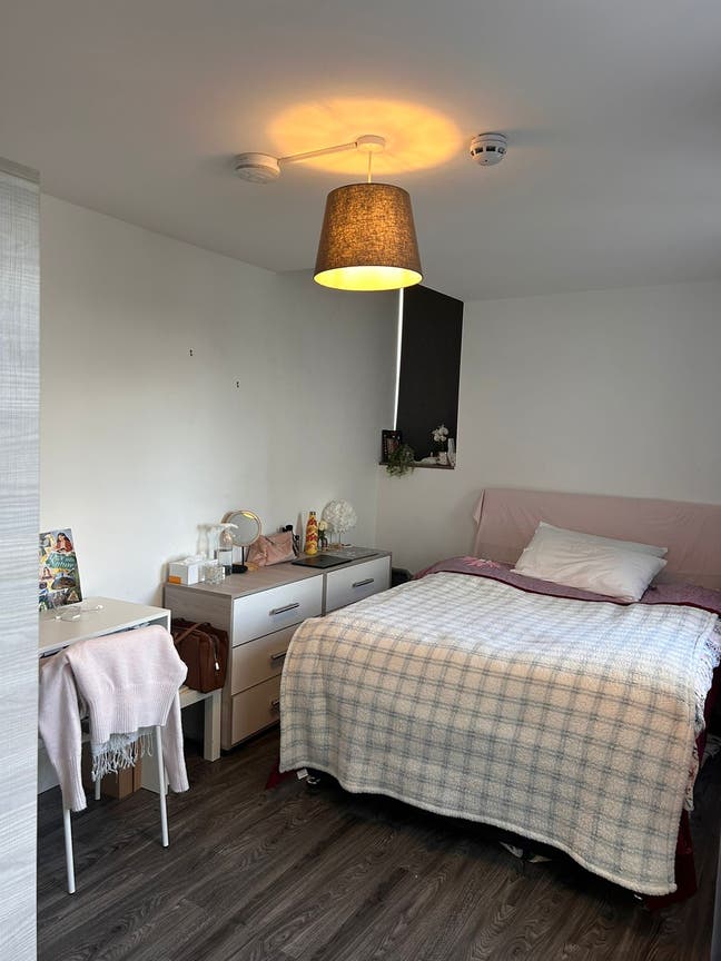 Spacious en-suite room in Chiswick Park  Main Photo