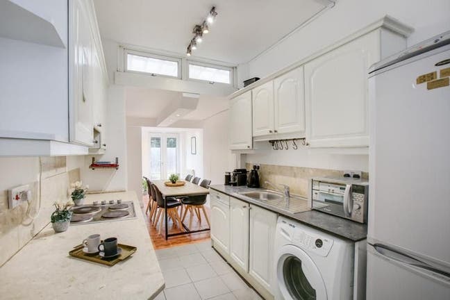 Bright top floor room in modern Professional home Main Photo