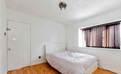 Spacious Kingsize Room - bills included - &pound;500/M Main Photo