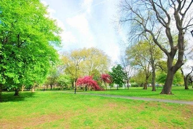 **2 Beautiful Double Rooms Near Victoria Park** Main Photo