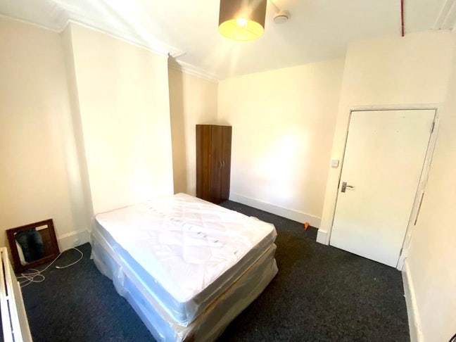Morden Brand New Doiuble Rooms In Romford RM11 Main Photo