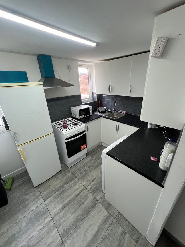 Zone 2-Cheap Double Single Use-1 Min to Shop&Trans Main Photo