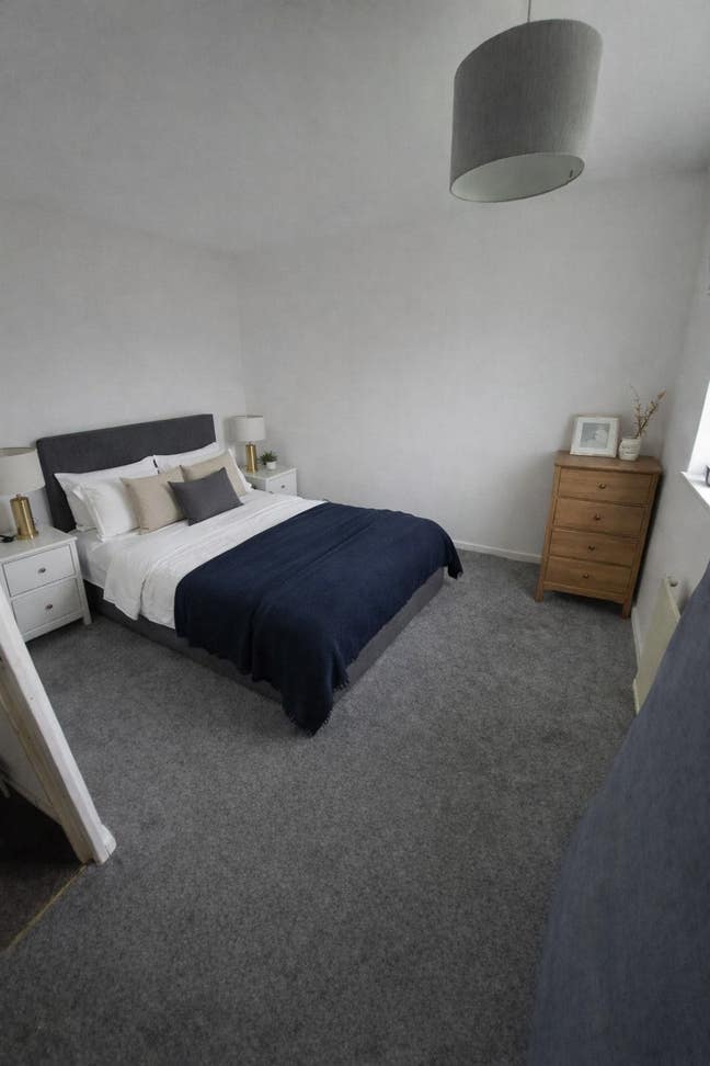 Double bedroom in quiet house  Main Photo